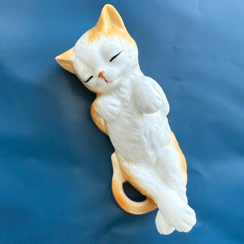 Vintage Sleeping Cat Kitten Porcelain Mini Figurine Taiwan 4"‎